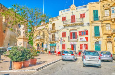 Naxxar, Malta - 14 Haziran 2018: Parlak kırmızı windows ve panjurlar ve zemin katta 14 Haziran Naxxar içinde kafe ile tarihsel yapıların doğal kare.