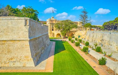 Eski büyük şehir surları boyunca yürüyüş Mdina, doğal park, tarihi De Red'le Bastion, Malta bir görünüm ile çevrili
