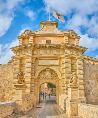Mdina, Malta - 14 Haziran 2018: Kemerli köprü, Ortaçağ taş Main (Vilhena) Gate, götürmek-e doğru 14 Haziran Mdina içinde müstahkem şehrin önünde.