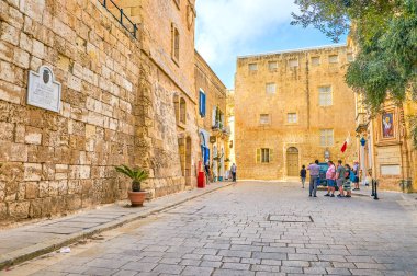 Mdina, Malta - 14 Haziran 2018: Mdina rd. ile onun büyük Ortaçağ yapıların şu kapıları sonra memnuniyetle ziyaretçi kalenin, 14 Haziran Mdina içinde yer alan kare.