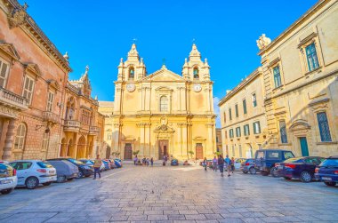 Mdina, Malta - 14 Haziran 2018: Ortaçağ taş San Pawl karesiyle Mdina müstahkem şehir üzerinde Haziran 14 Mdina tarihi konakları ve Büyükşehir St Paul's Katedrali, görünümü açar.