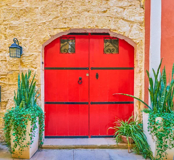 马耳他纳克萨尔镇住宅的巨大红色双门 — 图库照片