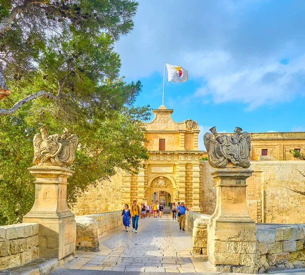 Mdina, Malta - 14 Haziran 2018: Ortaçağ müstahkem şehir boyunca korunmuş taş köprü, 14 Haziran Mdina içinde hendek uzanan ana (Vilhena) Gate yolu.
