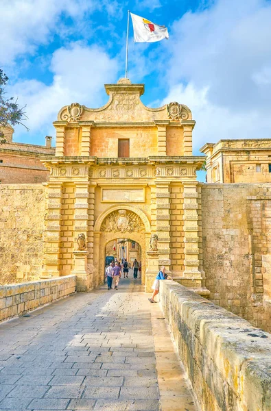 Mdina, Malta - 14 Haziran 2018: Mdina Gates, 14 Haziran Mdina içinde Kalesi şehrin ana giriş için Ortaçağ taş köprü boyunca yürüyüş.