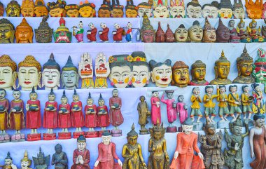 Piyasa ahır oyma ahşap Budist Hatıra Eşyası: Buda, NAT'lar (ruh Tanrılar), maskeler, stupas ve diğer küçük figürinler, Ava, Myanmar görüntüleri.