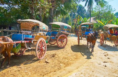 Ava, Myanmar - 21 Şubat 2018: Atlı arabaları günü 21 Şubat Ava eski İmparatorluk başkenti Birmanya krallıkların etrafında tur sunuyoruz.