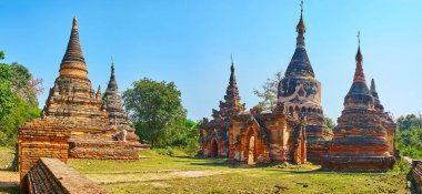 HTI şemsiye ve korunmuş süslemeleri, Ava (Inwa), Myanmar zil ile çarpıcı kırmızı stupas Daw Gyan Pagoda.