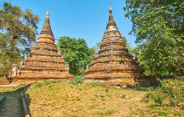 Two Rusty Red Stupas Daw Gyan Pagoda Decorated Relief Belts — Stock Photo, Image