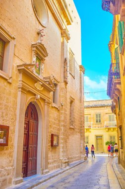 Mdina, Malta - 14 Haziran 2018: oyma süslemeler ile Ortaçağ yapıların 14 Haziran Mdina içinde korunmuş Mdina kale övünme güzel.
