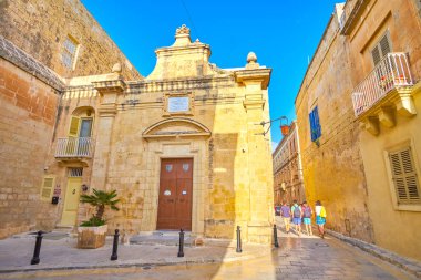 Mdina, Malta - 14 Haziran 2018: Küçük komşu binalar, 14 Haziran Mdina, Malta'da Ortaçağ Mdina kalede bulunan St Agatha Chapel gömülü