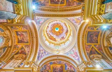 Mdina, Malta - 14 Haziran 2018: Kubbe ve transepts Metropolital katedral güzel renkli freskleri ile kaplı ve 14 Haziran Mdina içinde Guild elemanları, oyulmuş.
