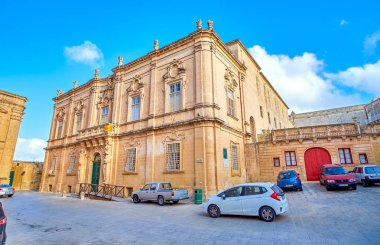 Mdina, Malta - 14 Haziran 2018: Güzel taş bina Cathedral Museum ile dekorasyon ve atlaslar kenarlarında giriş kapısı üzerinde 14 Haziran Mdina, Malta için oyulmuş