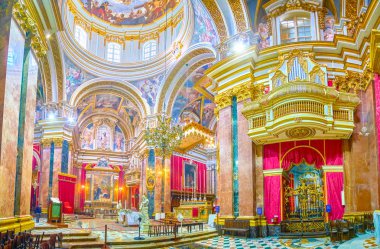 Mdina, Malta - 14 Haziran 2018: Panorama, dua hall, St Paul Katedrali güzel boru organ Transept, 14 Haziran Mdina içinde duvar ile.