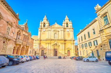 Mdina, Malta - 14 Haziran 2018: Ortaçağ Metropolital (St Paul) katedral güzel 14 Haziran Mdina içinde Mdina kalesinin ana dönüm noktası olduğunu.