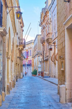 Dar sokak eski ortaçağ taş yapılardır Mdina kale, Malta içinde çizgisinde yol açar
