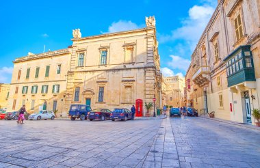 Mdina, Malta - 14 Haziran 2018: Haziran 14 Mdina içinde retro tarzı kırmızı telefon kulübesi ile eski ortaçağ yapıların St Paul kare kentsel sahnesinde.