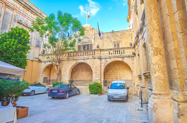 Mdina Malta Июня 2018 Года Малый Дворик Ратуши Служит Автостоянкой — стоковое фото