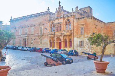 Mdina, Malta - 14 Haziran 2018: The St Paul Square güzel yapılardır ve iki ortaçağ topları, beldesi merkezi yerler üzerinde 14 Haziran Mdina içinde biri.