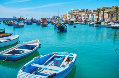 Marsaxlokk, Malta - 18 Haziran 2018: pastoral renkli luzzu tekneler, Haziran 18 Marsaxlokk içinde yumuşak dalgalar üzerinde sallanan ile Marina manzarası