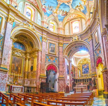 Mdina, Malta - 14 Haziran 2018: Küçük kiliseye duyuru Kilisesi'nin Mdina içinde 14 Haziran tarihinde, Barok tarzında zengin süslemeler ile.