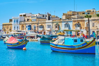 Marsaxlokk, Malta - 18 Haziran 2018: Xatt's-Sajjieda sahil mesire ve eski ahşap luzzu tekne Marina, üzerinde 18 Haziran Marsaxlokk köyü boyunca eski yapılardır hattı.