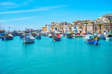 Geleneksel luzzu tekneleri ayrıca turistik geziler, Malta için kullanılabilir oluşan balıkçılık filosu, manzaralı sahil Marsaxlokk üzerinde dinlenmek.