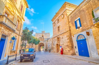 Mdina, Malta - 14 Haziran 2018: Citadel için ana kapılarında 14 Haziran Mdina içinde yer alan büyük Ortaçağ kule ile payandaların, denilen Torre dello Standardo,.