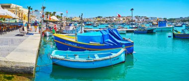 Marsaxlokk, Malta - 18 Haziran 2018: Popüler turist resort Marsaxlokk 18 Haziran tarihinde marina, geleneksel renkli luzzu ve eski balıkçı tekneleri, sık sık dolu gibi güzel siteler için ünlüdür