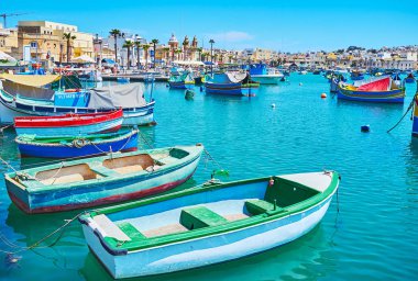 Marsaxlokk, Malta - 18 Haziran 2018: Yürüyüş sahil mesire doğal luzzu tekneler ve turistik Restoran resort, kıyı mahalle üzerinde 18 Haziran Marsaxlokk