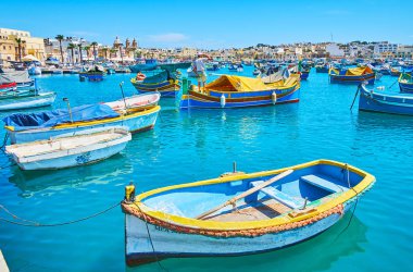 Marsaxlokk, Malta - 18 Haziran 2018: liman, otantik luzzu tekneler, balıkçılık turları ve romantik geziler için mevcut dolu Marsaxlokk yuvasından üzerinde 18 Haziran Marsaxlokk içinde gözlemlemek