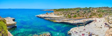 Marsaxlokk, Malta - 18 Haziran 2018: St Peter doğal havuzu ile benzersiz kireçtaşı beach, Delimara Yarımadası üzerinde yer alan ve Haziran 18 Marsaxlokk içinde turistler arasında popüler Panoraması.