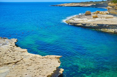 Delimara Yarımadası'nın girintili kireçtaşı sahil turistler ve tatilciler, doğal manzaralar, Marsaxlokk, Malta gözlemlemek için buraya gelmek arasında popüler hale getirir.