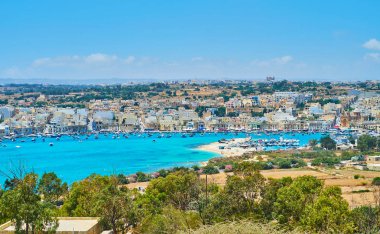 Marsaxlokk Körfezi ve yeşillik ve tarım arazileri, Malta ile işgal Hill Delimara Yarımadası'nda, balıkçı köyü Panorama.