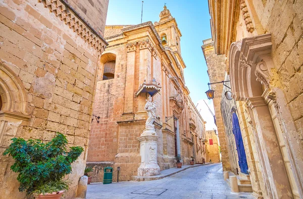 Перекресток Крепости Мдина Благовещенской Церковью Скульптурой Девы Марии Углу Мальта — стоковое фото