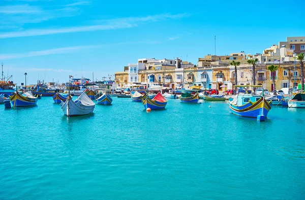 Marsaxlokk 海岸放松身心 欣赏其渔船队的美景 其中包括传统的 Luzzu 也可用于旅游 马耳他 — 图库照片