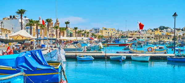 Marsaxlokk Malta Junho 2018 Colorida Aldeia Turística Com Edifícios Calcários — Fotografia de Stock