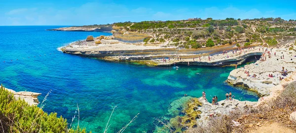 Marsaxlokk Malta June 2018 Crowded Beach Peter Pool Limestone Shores — Stock Photo, Image