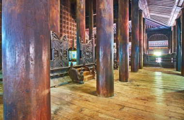 Ava, Myanmar - 21 Şubat 2018: günü 21 Şubat Ava Bagaya Manastırı, ahşap dua salonu süslü oyma süslemeler, büyük collumns ve gıcırtılı Kat, keşfetmek.