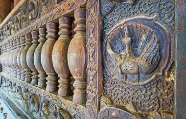 Ava, Myanmar - 21 Şubat 2018: Karmaşık oyma desenleri ve günü 21 Şubat Ava kabartma tavus kuşu ile Bagaya manastırda Küpeşte ahşap close-up.