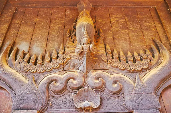 中世の Bagaya 修道院 微細パターンと Nat 神の精神 Ava ミャンマーの彫刻の枠で囲まれ そのドアの外の木製装飾のクローズ アップ — ストック写真