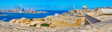 St Michael's burçlarından St Andrew Bastion bir görünüm ve Sliema sahil arka planda, Malta Valletta kale Ortaçağ mimarisinin tadını çıkarın.