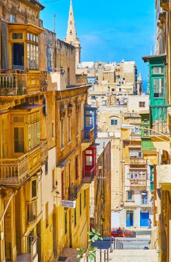 Valletta, Malta - 18 Haziran 2018: Dar iniş Vassali cadde üzerinde 18 Haziran Valletta geleneksel konut yapıların ile kaplı,.
