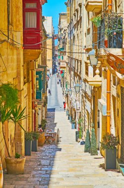 Valletta, Malta - 18 Haziran 2018: günümüzde 18 Haziran Valletta birçok kafe ve barlar, popüler turistik hale efsanevi boğaz sokak - ünlü tarihi bölgesi, yürümek.
