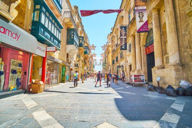 Valletta, Malta - 18 Haziran 2018: Yürüyüş ünlü Cumhuriyet sokak - moda butikler, kafeler, restoranlar ve Hediyelik eşya mağazaları, 18 Haziran Valletta ile şehir merkezine mesire.