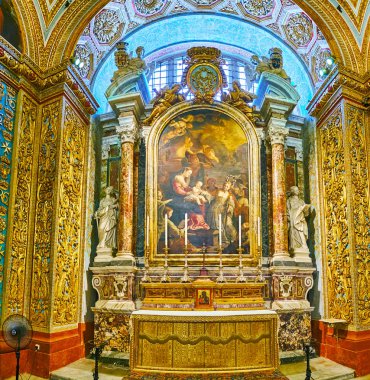 Valletta, Malta - 18 Haziran 2018: St John's Co Katedrali zengin altın dekorlar, St Catherine ve St Alexandria ve sunak üzerinde 18 Haziran Valletta boyama başyapıt heykelleri ile İtalya Langue Şapel.