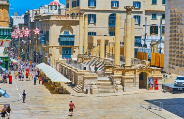 Valletta, Malta - 18 Haziran 2018: Harabeleri, Royal Opera açık hava kafeleri ve turist çevrili House, insanlar yürü, 18 Haziran Valletta depolar.