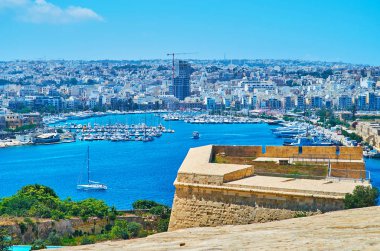 St Michael's Bastion üzerinde bakış açısı üzerinde sur Manoel Adası yat limanına ve sahil Gzira, Malta Valletta, görünümünü açar.