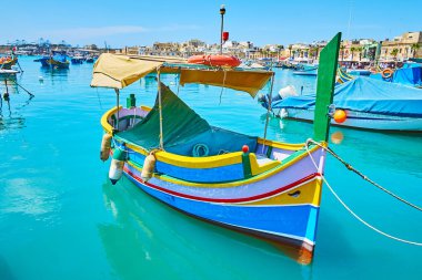 Geleneksel luzzu tekne, ağaçtan ve parlak renkleri ve göz of Osiris, Marsaxlokk marina, Malta ile dekore edilmiş.