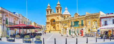Marsaxlokk, Malta - 18 Haziran 2018: Panorama Meydanı önünde Parish Kilisesi Our Lady Pompei, Haziran 18 Marsaxlokk içinde eski konaklar, turistik kafe ve Hediyelik eşya dükkanları ile komşu
