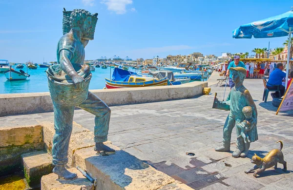 Marsaxlokk Malta Června 2018 Bronzová Socha Rybářské Rodiny Přímořské Promenádě — Stock fotografie